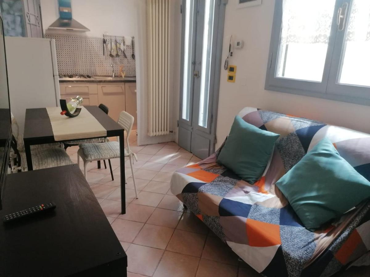 La Casina Giramondo Di Ele Viareggio Exterior photo